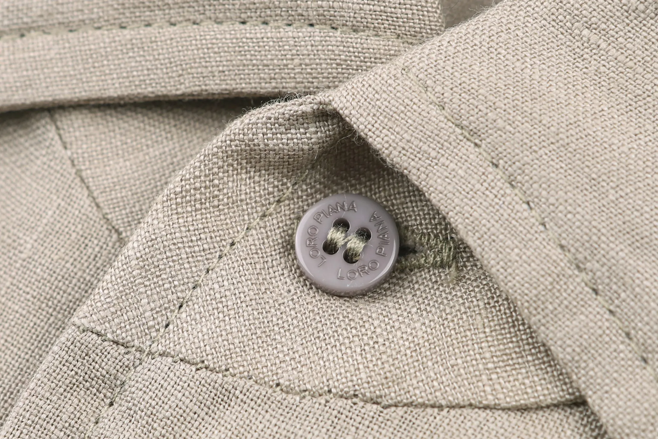 AP Loro Piana 26FW side seam logo lapel linen shirt ●Authentic 6800 purchase and development ●Customized 100% linen plain fabric ●Template embroidery ●Handmade overlocking ●Fabric fermentation wash ●Customized 1:1 buttons ●Customized 1:1 trademark ●Fit version ●Size: S M L